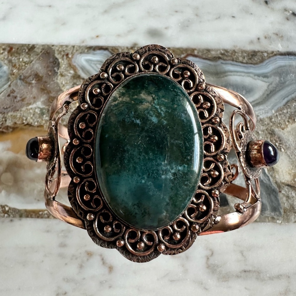 2143 Vintage Green Stone Bracelet with Intricate Design